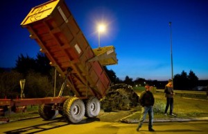 Farmers block the main entries into Vannes