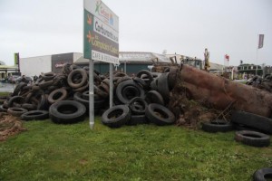 Farmers block the entrances of the supermarkets with tyres and mud