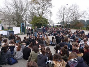 Students have blocked the entrance of the Lycee