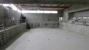 The competition pool is 25 meters long with a floating movable floor for modulating the depth depending on the activity. On the right, the stands to greet the public