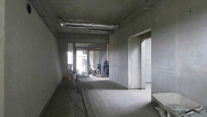 To the left of the main entrance, the access corridor to the individual changing rooms. The groups, including students, will have their own entrance and group changing rooms