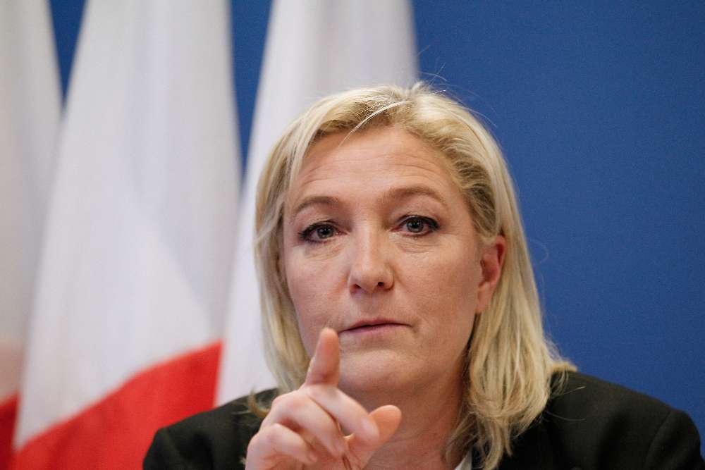 Marine Le Pen responds to the Emmanuel Macron interview