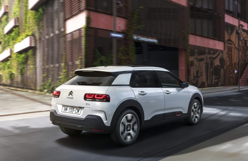 On the doors of the Citroen C4 Cactus we see the disappearance of large mattress protectors called Airbump very little lights and elegant.