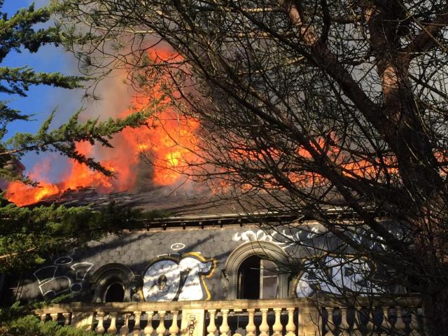 A major fire is underway Thursday afternoon in the mansion of the tower of Cesson in Saint-Brieuc. 