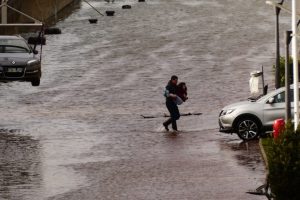 The occupants of a barge moored on the right bank of the Seine in Rouen, barely had time to evacuate their boat. 