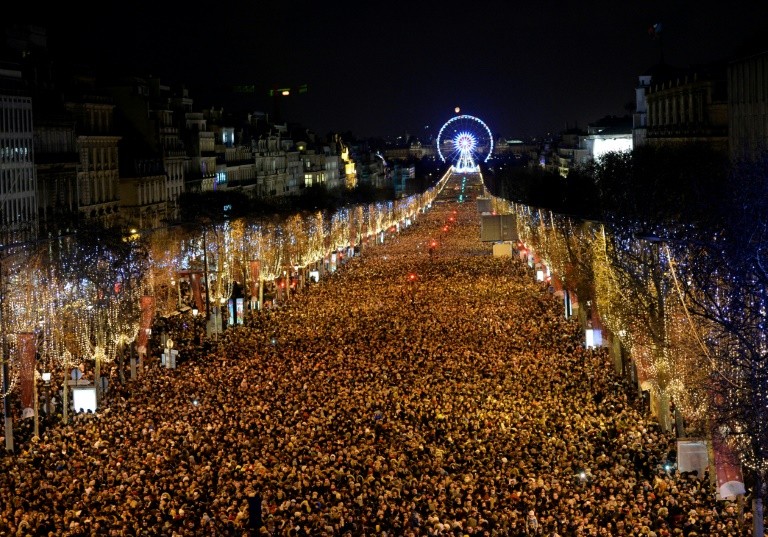 Thousands of people on "the most beautiful avenue in the world", the Champs Elysees, December 31, 2017 in Paris.