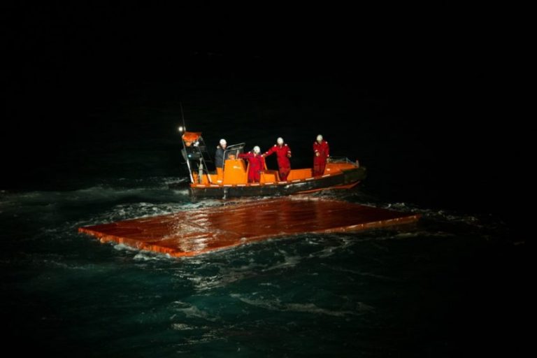 The hatches of Britannica Hav, marked by the Abeille Liberté crew, will also be towed to Le Havre.