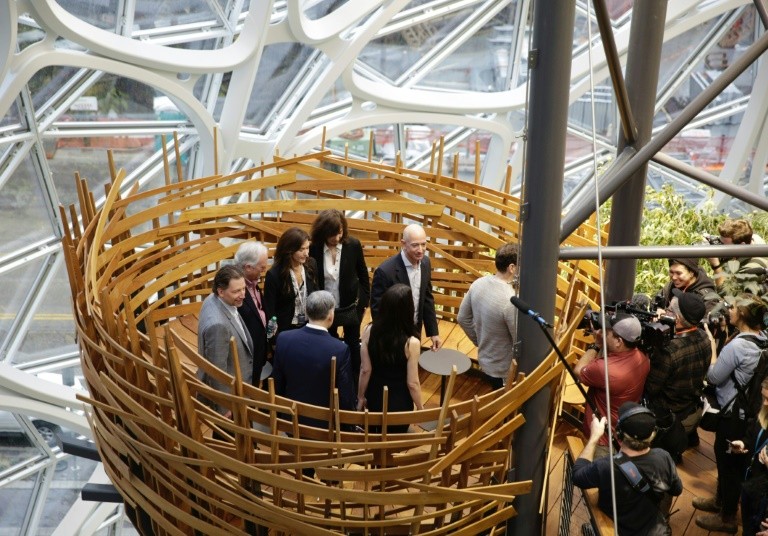 Jeff Bezos (c) Amazon's boss visits the group's new headquarters in Seattle on January 29, 2018 (© AFP / Archives / JASON REDMOND)