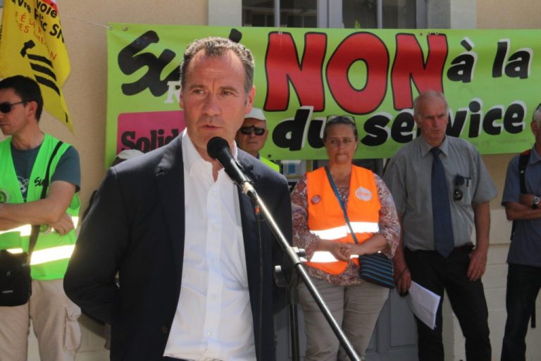 Alain Hunault, Mayor of Châteaubriant (Loire-Atlantique), spoke at the demonstration in front of the train station on June 27, 2018. 