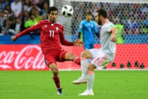 Iran's Vahid Amiri (l) against Spaniard Dani Carvajal on June 20, 2018 in Kazan. 