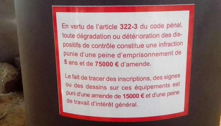A radar was reinstalled on June 26, 2018 on the D771 between Saint-Vincent-des-Landes and Louisfert, near Châteaubriant (Loire-Atlantique). A small plaque affixed above recalls the sanctions incurred in case of degradation. 