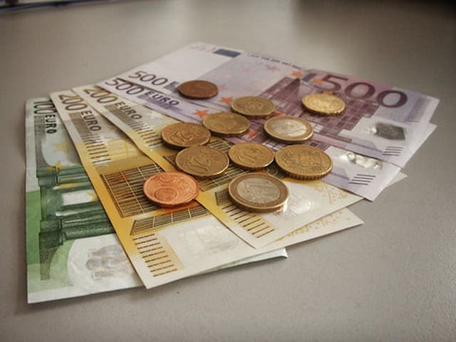What is the Average Wage in France