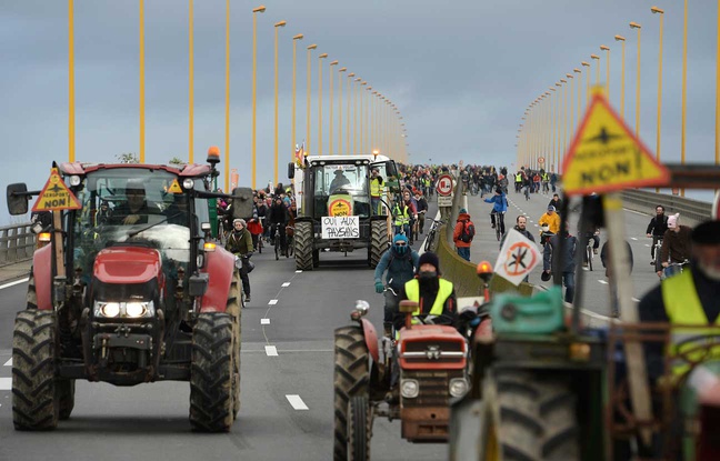 Farmers have joined the protest against the proposed airport by blocking the Chevire Bridge