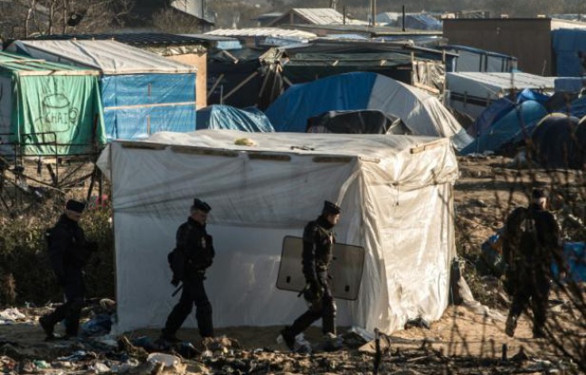 CRS Officers clash with migrants in Calais
