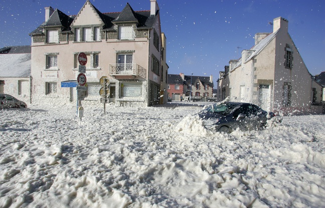 Foam on the streets of Saint-Guénolé