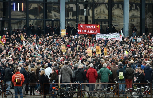 Almost 2,000 anti-airport protesters gathered outside the courthouse in Nantes.