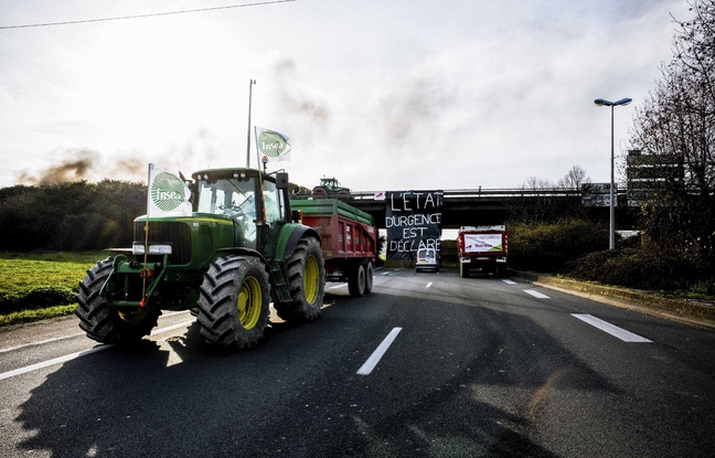 Farmers protesting in Ancenis, to cause traffic disruption