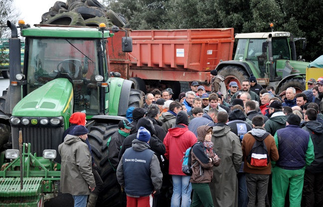 Farmers protest at Saintes, blocking roundabouts to the city
