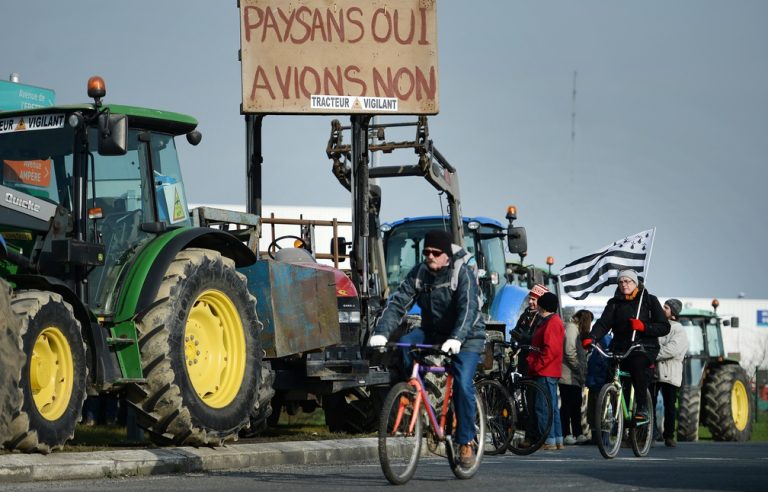 Protesters against the airport at Notre-Dame-des-Landes block the main roads into Nantes
