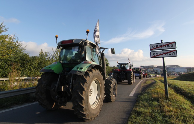 Tractors arrive to block the ring road around the Breton capital, Rennes