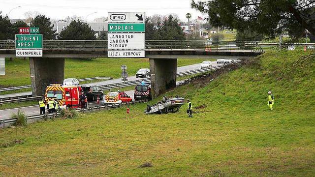 Tragic accident near Lorient when a car falls off a bridge flipping onto the roof