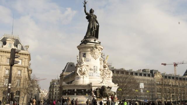 Home > Île-de-France > Paris › Newsletter free of charge every day, most of the news is in your mailbox mon.adresse@mail.fr I'm registering ! A man tries to set himself on fire Place de la Republique in Paris Paris - Modified 22.04.2016 at 12:44 | Published on 21.04.2016 at 19:35 listen A man tried to set himself on Thursday evening, around 19h, Republic Square, at the foot of the central statue in Paris. A man tried to set himself on Thursday evening, around 7pm, Place de la Republic, at the foot of the central statue in Paris.