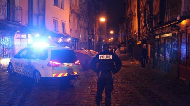 A bouncer outside a cluc in Rennes has been stabbed in the throat