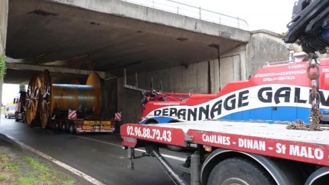A transporter got stuck under a bridge at Breal-sous-Montfort near Rennes, causing traffic disruption.