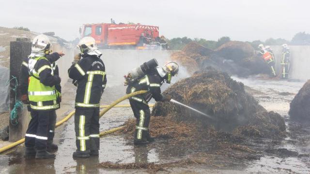 19 hay bales caught fire at a farm in Louisfert near Chateaubriant