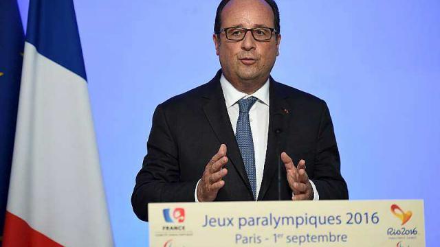Francois Hollande encourages atheletes departing for the Paralympic Games