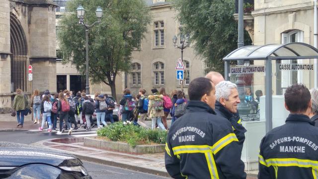 A college in the centre of Cherbourg, was evacuated after the discovery of a suspicious package