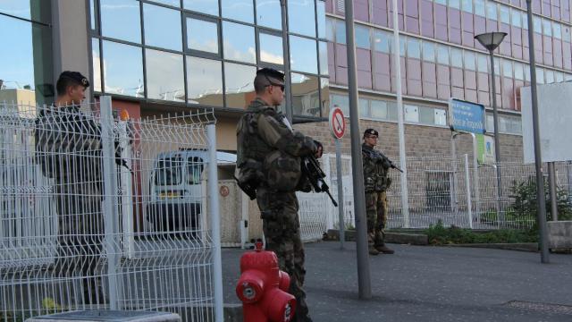 The prefect of La Mancha Jacques Witkowski has deployed policemen, soldiers and police officers to schools of Cherbourg en Cotentin (Manche), since Tuesday.