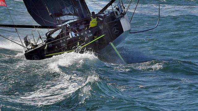 Alex Thomson and Armel Le Cléac'h stand by 17miles at the head of the Vendée Globe race. The Welshman maintains his lead over the Breton.