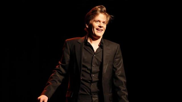 Alex Lutz cancels his show scheduled April 22, 2017 at the Théâtre de Verre in Chateaubriant