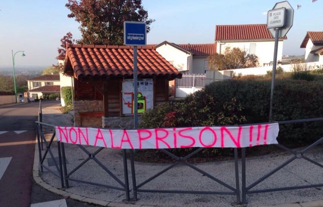 Banner opponents to prison in Saint-Bonnet-les-Oules in the Loire