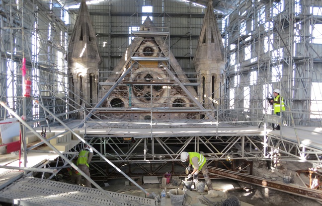 Employees work to restore the Vaulted Roof at the Saint-Donatien Basilica in Nantes