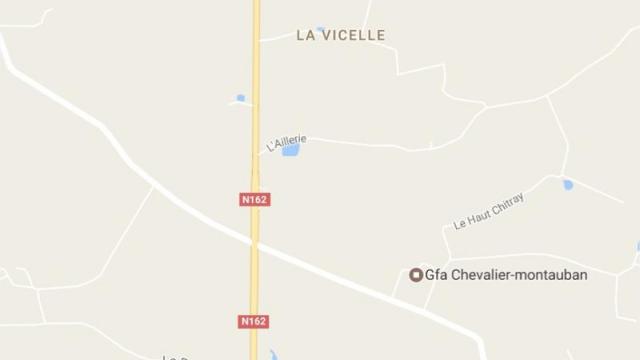 The accident occurred Angers road to Aillerie, bordering the municipalities of Saint-Fort and Menil