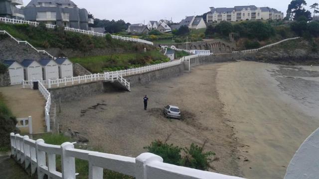 A car stuck on a beach in Saint-Quay-Portrieux. | DR