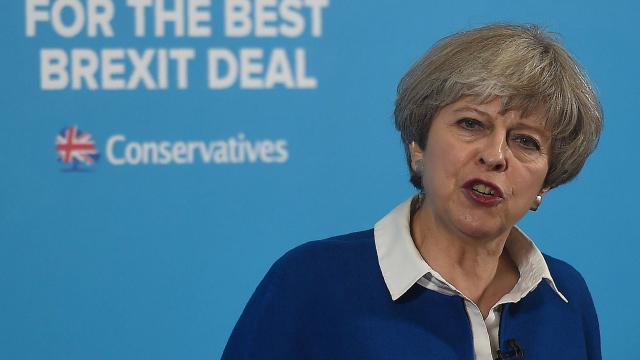The Conservative Party Theresa May could lose its majority in Parliament while the Labor Party could win thirty seats according to a recent survey