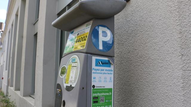 No need to take a ticket from the ticket machine if you parked in yellow zone in Nantes. Until August 15, it's free!