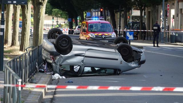 The car overturned on the roof in Rennes. The driver died