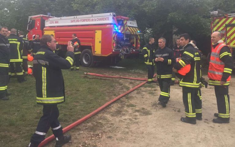 Forty firefighters intervened for four hours to overcome the barn fire and prevent the spread to the house in Touvre