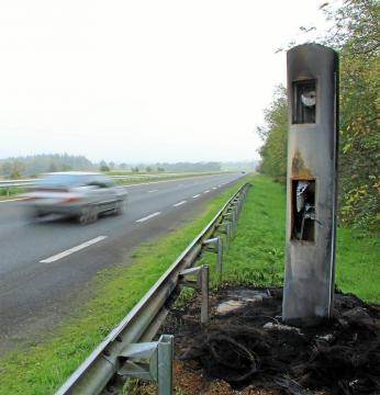 Speed camera just outside Châteaubriant, has been set on fire