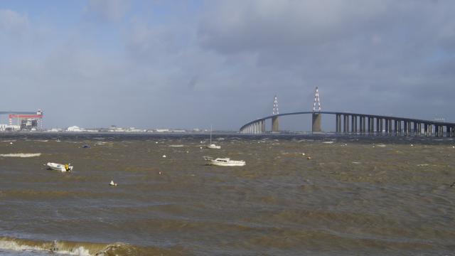 Bridge of Saint-Nazaire closed to some traffic because of winds