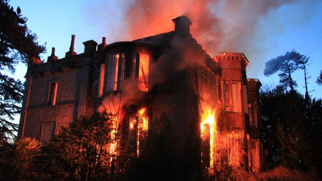 A major fire is underway Thursday afternoon in the mansion of the tower of Cesson in Saint-Brieuc.