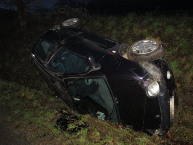Renault Twingo came to rest on its side in the ditch this Wednesday, January 10, 2018, close to Thuit.