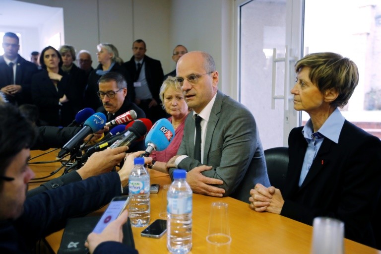 The Minister of Education Jean-Michel Blanquer (c), the Mayor of Millas Damiène Beffara (2eg), the prefect Philippe Vignes (G) and the Rector of the Academy Armande The Pellec Muller (D), 15 Millas December 2017