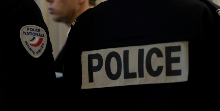 Two policemen who intervened after a brawl in Champigny (Val-de-Marne) at a party for New Year's Eve were attacked and beaten.