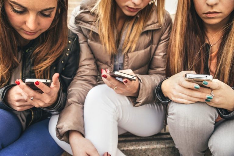 No more mobile phones at school and college next September: the National Assembly began Thursday debates on a proposed law LREM taking a campaign promise Emmanuel Macron, but denounced as "cosmetic" by oppositions.