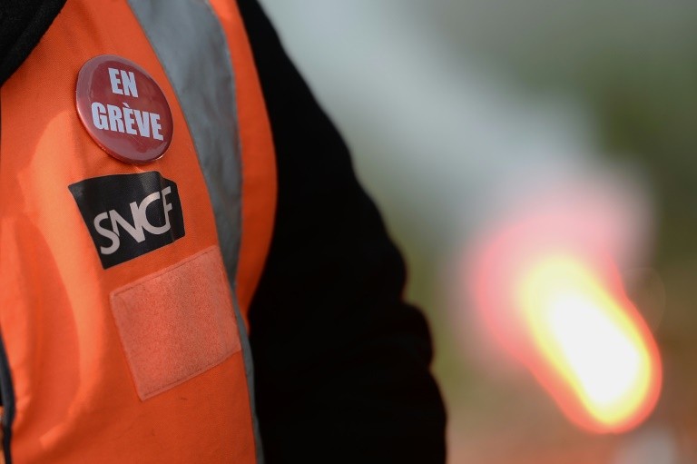 The rate of strikers at the SNCF stood at 10.80% Monday, mid-morning, the lowest level since the beginning of the movement against the railway reform in early April, according to figures released by the management of the public group .